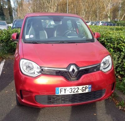 une voiture rouge garée dans un parking