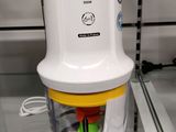 un mixeur posé sur une étagère en verre