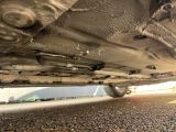 un gros plan sur le pot d'échappement d'une voiture