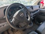 vue du tableau de bord d'une voiture, avec le volant et les commandes du tableau de bord