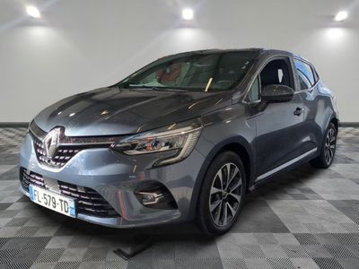 la voiture grise est garée sur le sol en damier d'un garage