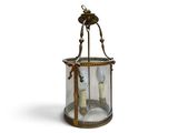 une petite lanterne en verre contenant deux bougies