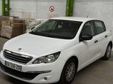 la photo d'une voiture blanche garée dans un parking