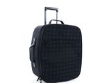 un bagage posé sur une surface blanche