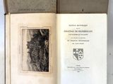 un livre ouvert sur lequel figure l'image d'un château