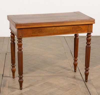 Table à jeux en acajou et placage d'acajou.