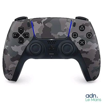 gros plan d'une manette de jeu vidéo sur fond blanc
