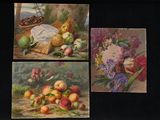 trois tableaux représentant des fruits et des fleurs posés sur une table, avec un panier de fruits
