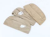 une paire de moufles pour bébé de couleur beige sur fond blanc, avec une étiquette