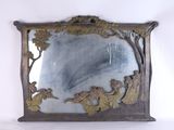 un miroir accroché au mur sur lequel est représenté un tableau