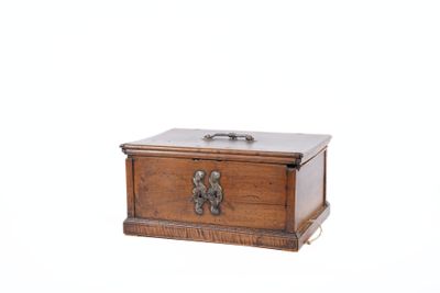 une petite boîte en bois munie d'une poignée