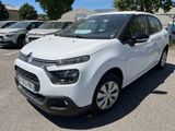 La Citroën blanche est garée sur un parking