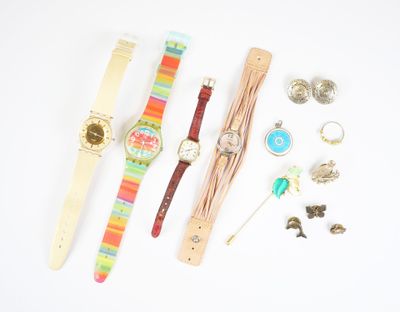 plusieurs montres et autres objets disposés sur une surface blanche