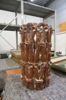 une grande pile de bâtons posée sur une table dans un entrepôt
