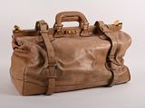 sac à main en cuir marron sur fond blanc, avec des anses dorées