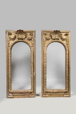 paire de miroirs anciens ornés de feuilles d'or et de motifs floraux