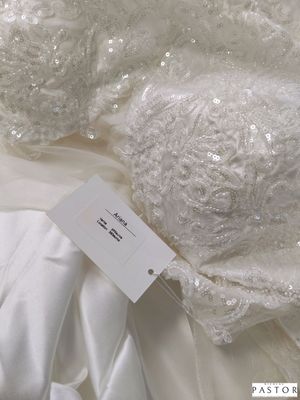 une robe de mariée blanche exposée, avec une étiquette de prix