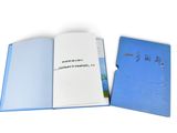 un livre ouvert sur lequel figure l'image d'une personne