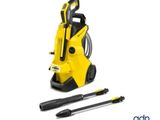 une pompe jaune et des outils sur fond blanc