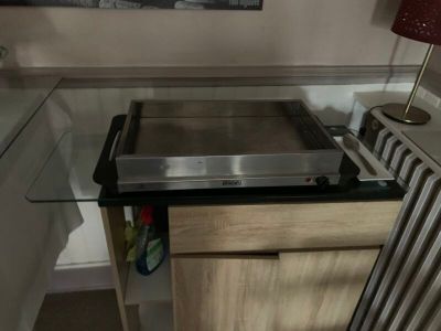 un four de cuisinière posé sur un plan de travail de cuisine