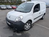 la petite camionnette blanche est garée dans le parking