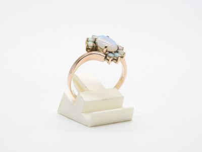 un gros plan d'une bague posée sur un support, sur fond blanc
