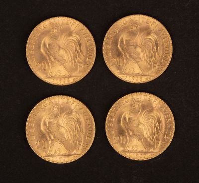 quatre souverains d'or, dont l'un est orné d'une tête de lion et l'autre d'un
