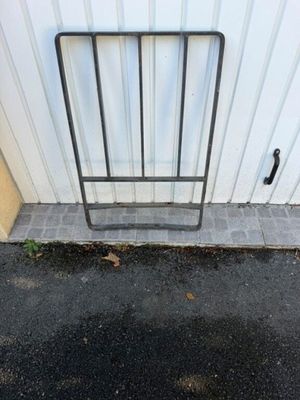 un cadre de lit en métal adossé à un mur