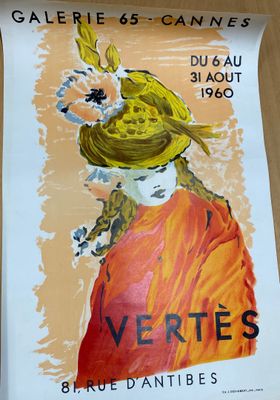 une affiche représentant une femme portant un chapeau jaune, posée sur une table