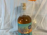 une bouteille d'alcool posée sur une table