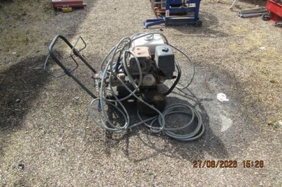 une machine posée au sol à côté d'autres équipements