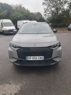 l'avant d'une voiture argentée garée sur un parking