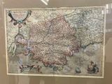 une photo d'une carte exposée dans une vitrine