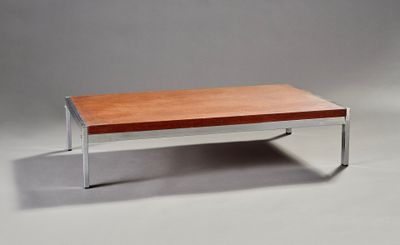 une table basse en bois avec des pieds en métal et un plateau en bois