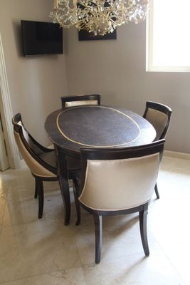 une salle à manger avec une table et des chaises et un lustre