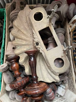 un tas d'objets divers posés sur une étagère