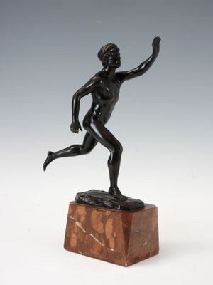 une image représentant une statue en bronze d'un homme en train de courir, posée sur un socle en marbre