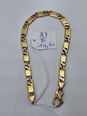 un bracelet en or muni d'une plaque et auquel est attachée une autre plaque
