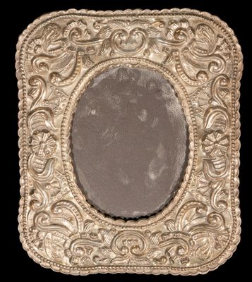 un cadre photo ancien en argent avec un miroir au centre
