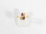 un gros plan d'une bague en or sertie d'un rubis