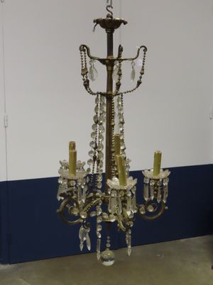 Lustre en bronze doré et pampilles à 5 feux.