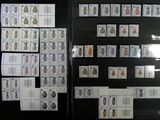 de nombreux timbres collés sur un tableau noir