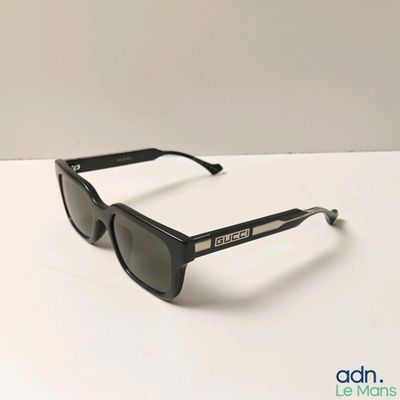gros plan d'une paire de lunettes de soleil sur une table