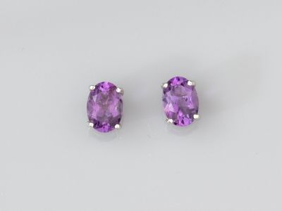 une paire de boucles d'oreilles en améthorate sur fond blanc