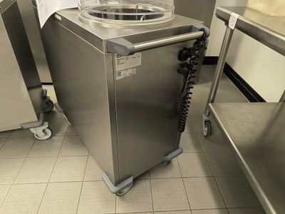 une machine qui se trouve au milieu d'une cuisine