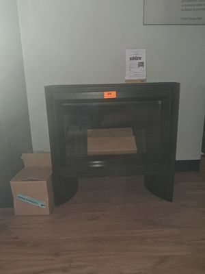 une cheminée noire dans un coin de la pièce