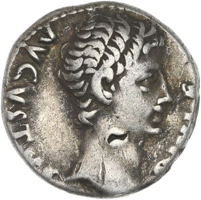 gros plan d'une pièce de monnaie sur laquelle figure une tête de femme