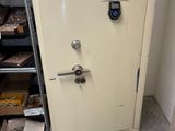 une porte de coffre-fort blanche dans un coin d'une pièce