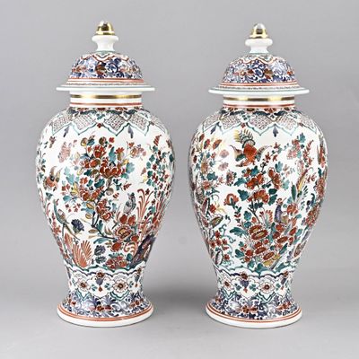 une paire de vases chinois ornés de motifs floraux sur fond gris