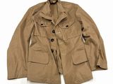 La veste est de couleur beige clair et comporte des boutons sur le devant.